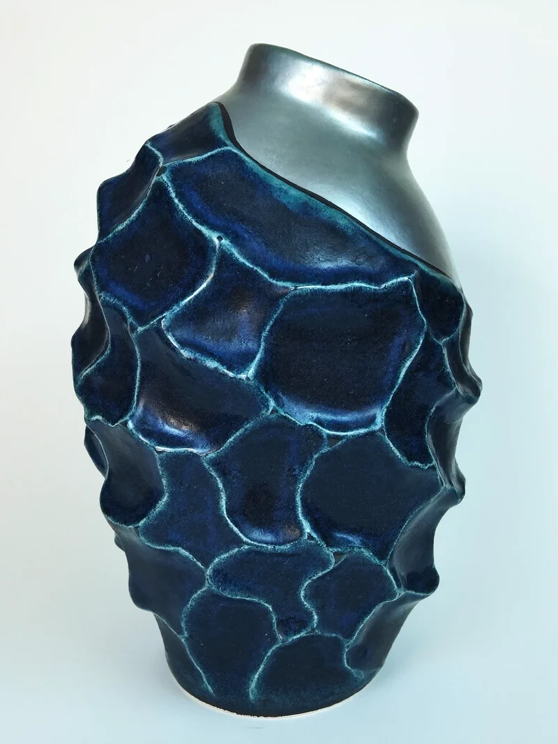 Concept ilustrat: vază ceramică cu siluetă asimetrică